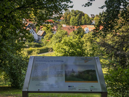 Modersohn-Infotafel mit Blick auf Tecklenburg 