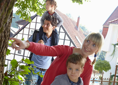 Eine Familie mit zwei Kindern wandert durch die Fachwerkstadt Tecklenburg 