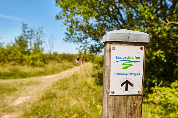 Wegweiser Teutoschleife am Pfosten